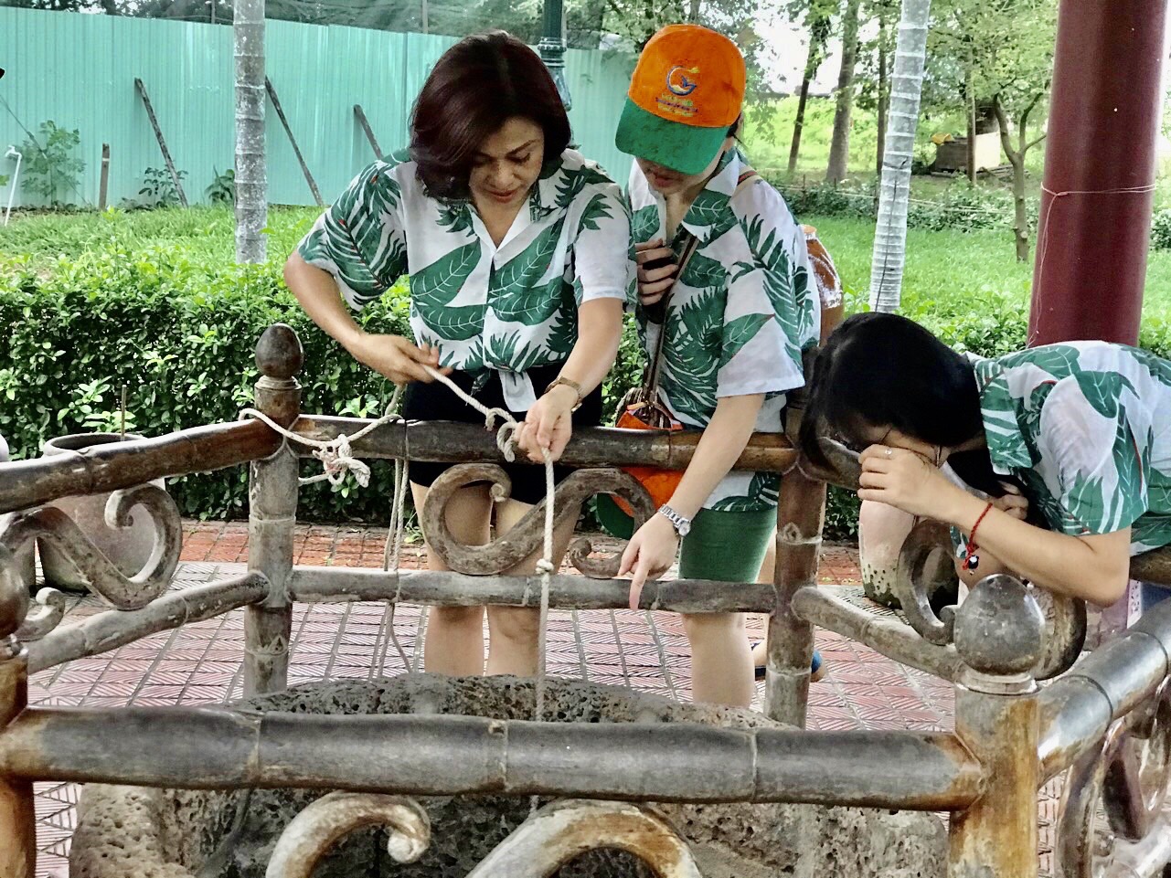 Du khách uống nước tại giếng thiêng trong vườn nhà của ba anh em Nguyễn Nhạc - Nguyễn Huệ - Nguyễn Lữ