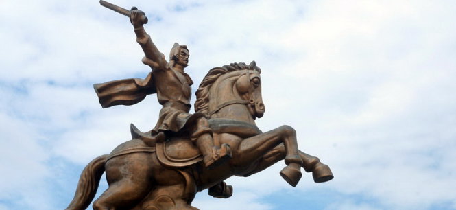 Tượng Hàng Đế Quang Trung uy nghi trên lưng chiến mã
