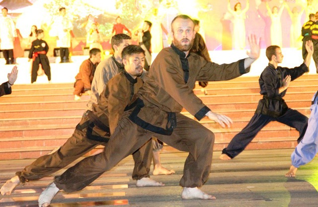 Các đôi võ quốc tế tham gia biểu diễn trong liên hoan quốc tế võ cổ truyền Việt Nam tại Bình Định