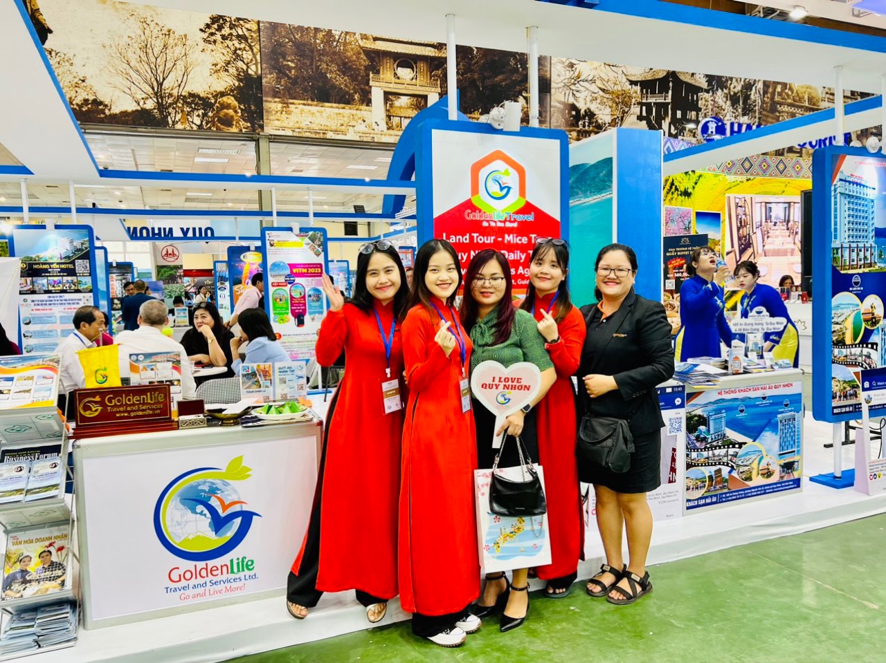 Team Golden Life Travel tại gian hàng triển lãm 